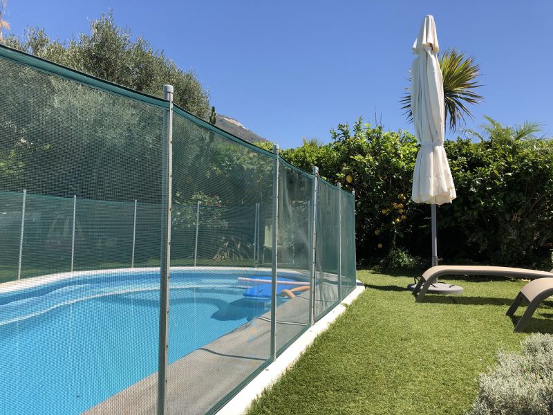 Mesh Pool Fence Installation